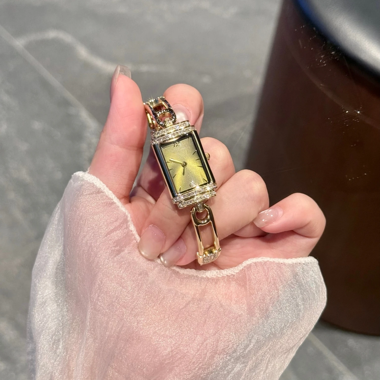 Exquisite luxury new ladies watch retro fashion compact quartz watch elegant temperament girls small dial casual watch gift