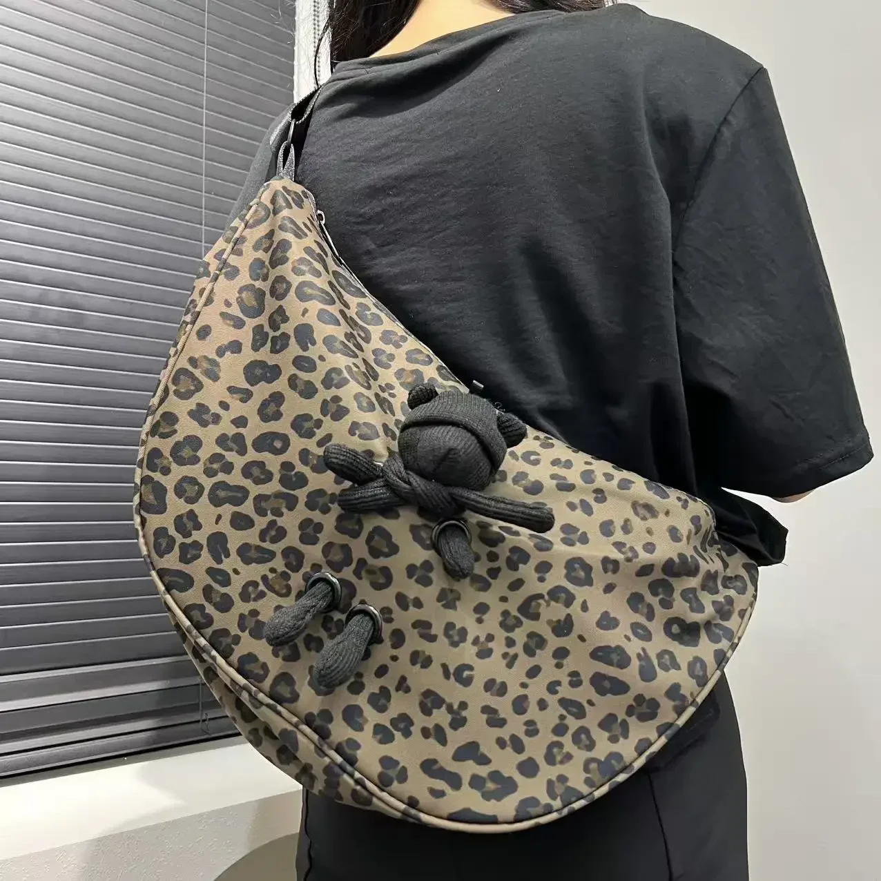 

Ladies' fashionable retro personality leopard print diagonal cross bag, cute little bear hanging decoration doll shoulder bag