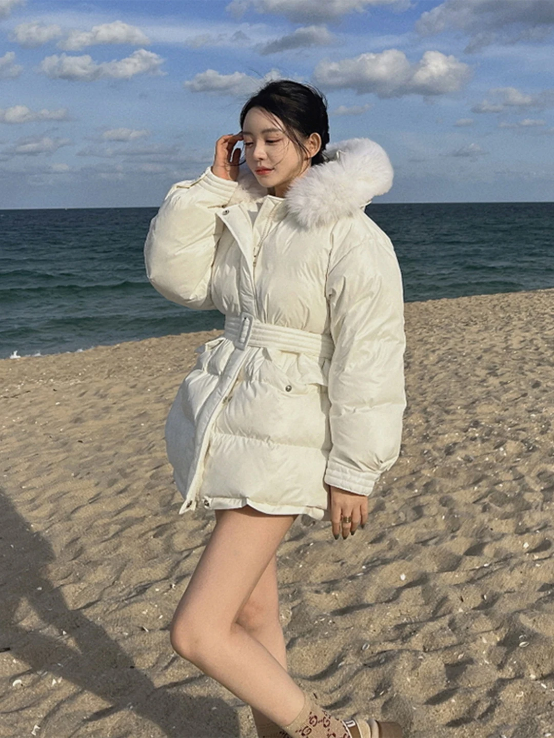 

Корейское женское зимнее пуховое пальто New Fashion с поясом на талии, теплое, красивое, с большим меховым воротником