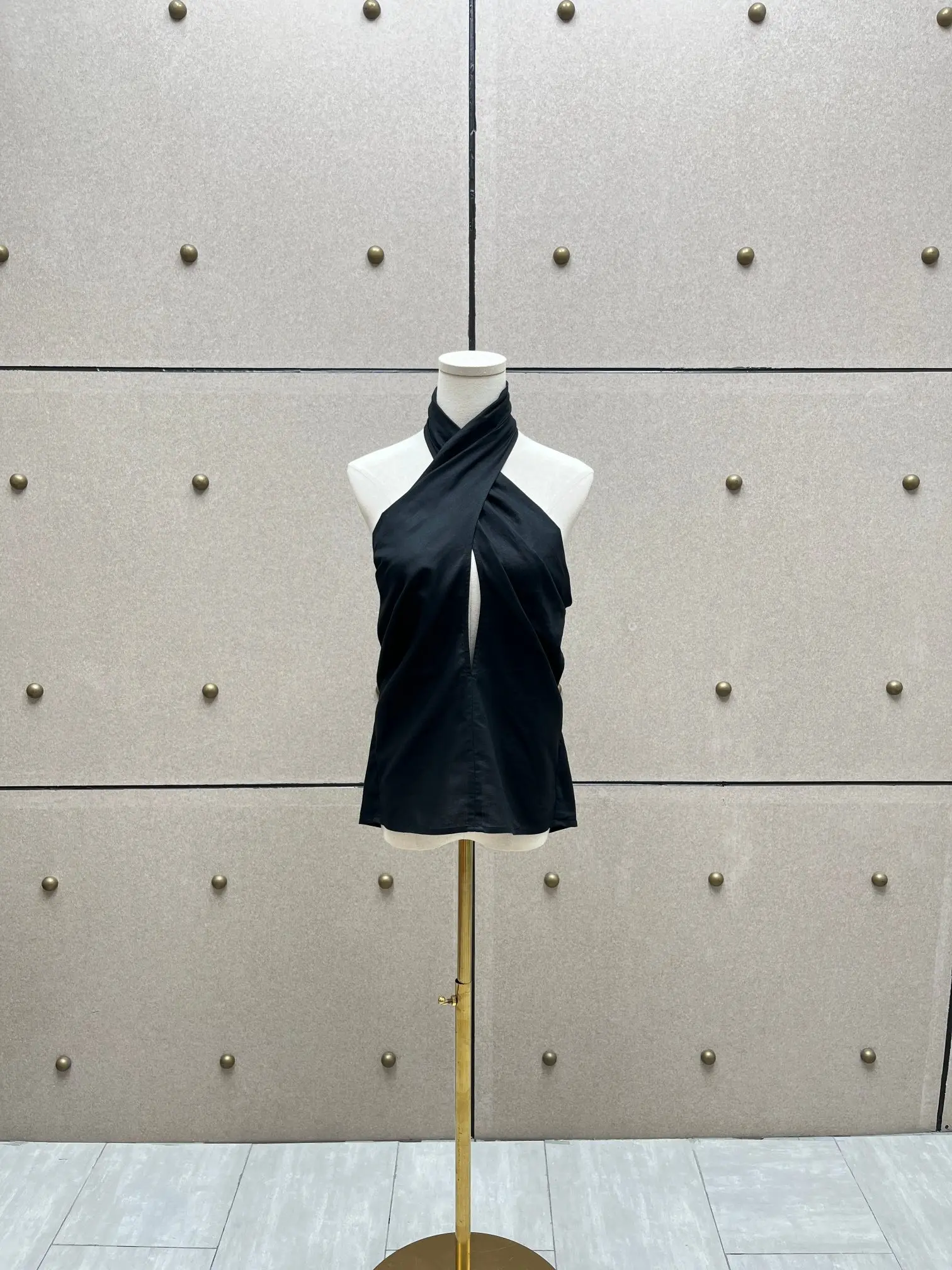 

Hot girl style cross-necked backless top for women - sexy V-neck revealing backless sleeveless top - 2026 summer new design