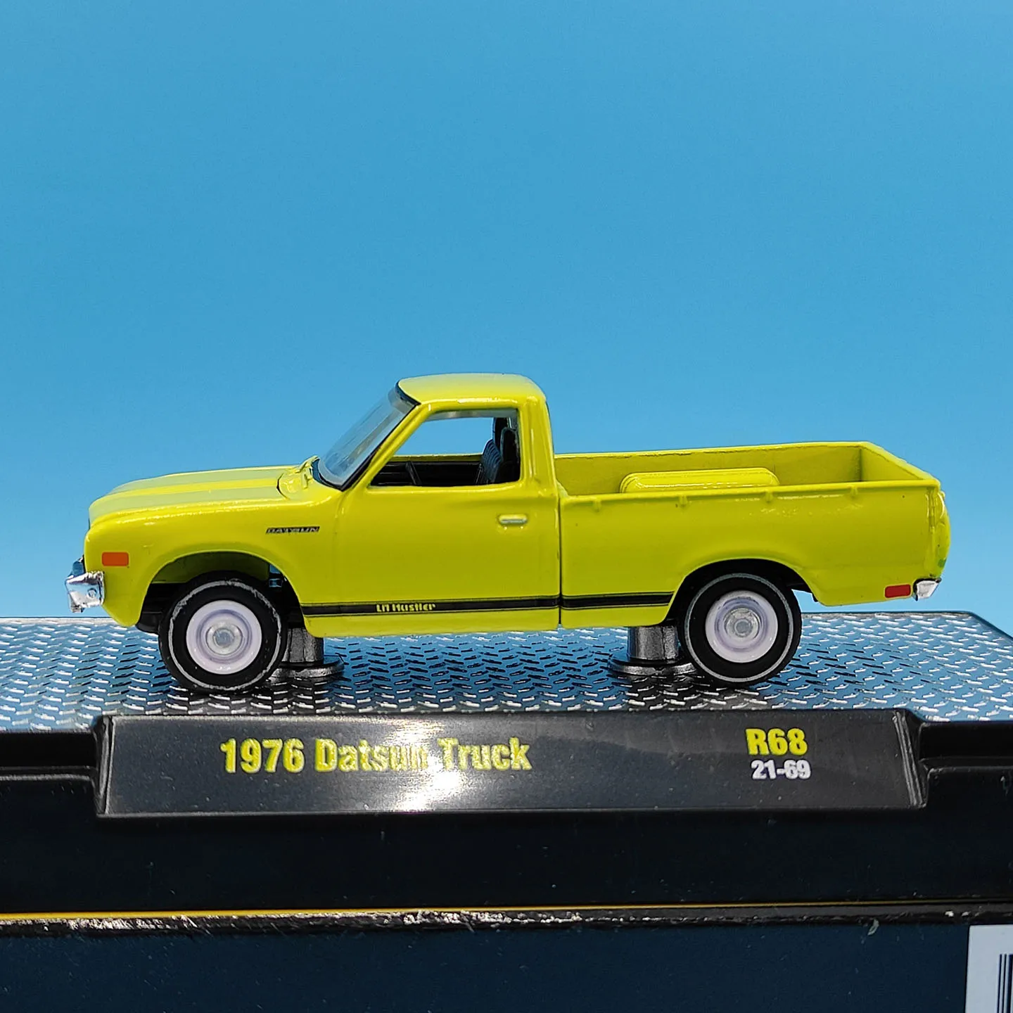 Diecast M2 1:64 Scale 1976 Datsun Truck Alloy Car Model