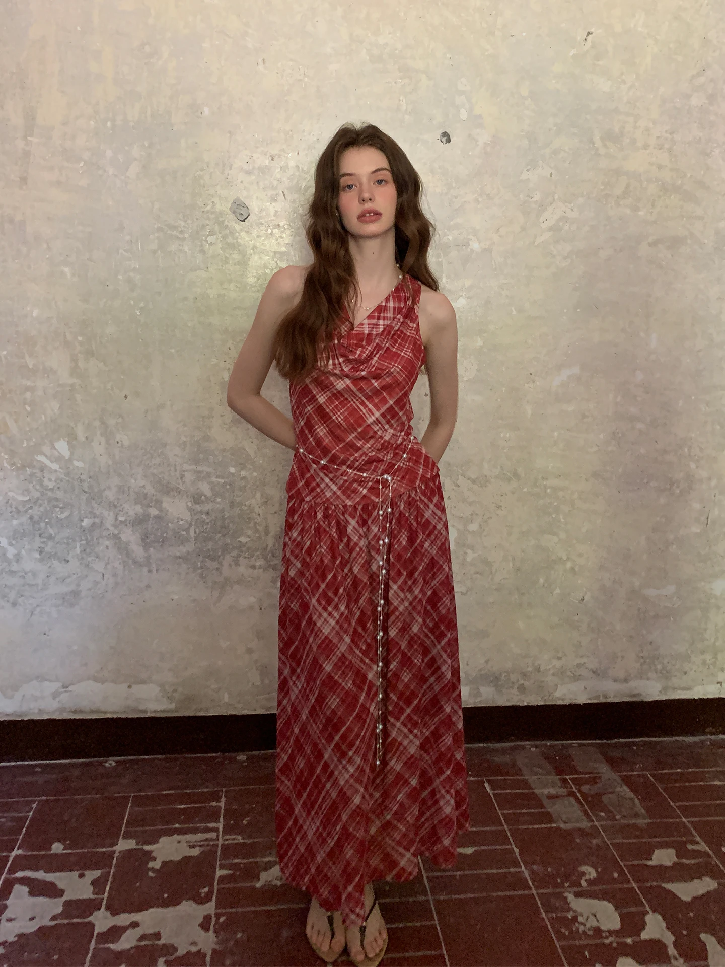 

Новый модный летний комплект из двух предметов: женский укороченный топ в клетку и длинные брюки с завышенной талией для стройнящего эффекта