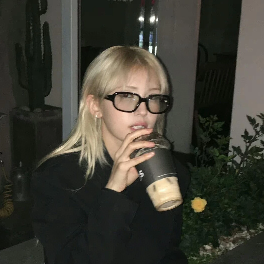 lunettes-de-soleil-tendance-pour-femmes-verres-jaunes-monture-noire-en-acetate-monture-carree-protection-uv-style-coreen-elegant-et-personnalise