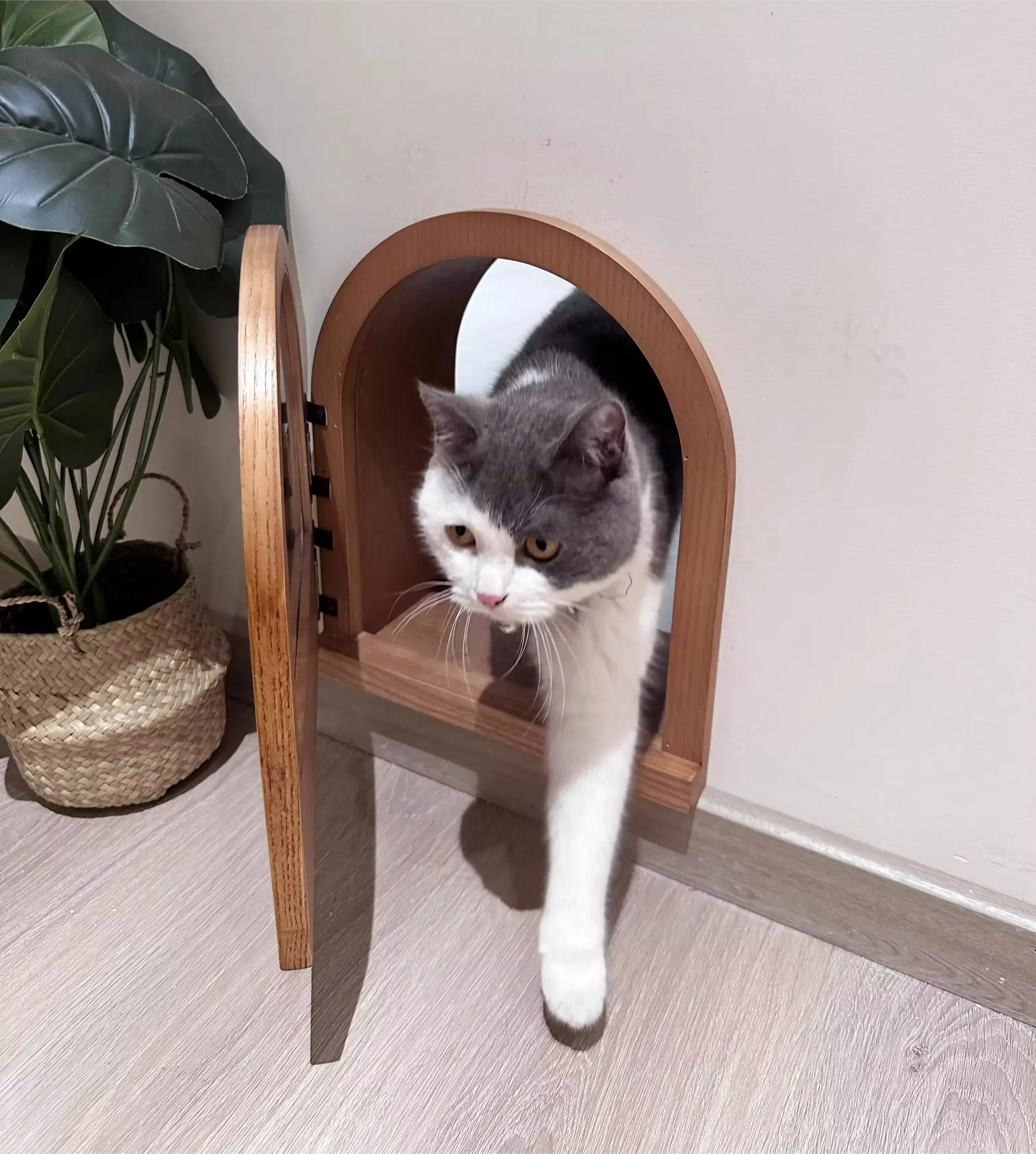 The designer cat door bedroom is free to enter exit, silent in and out, the in the wall is made of solid wood, and hole