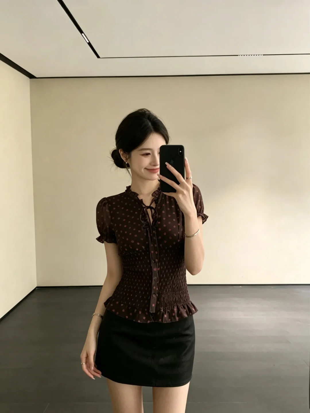 

Slim Fit Polka Dot Bubble Sleeve Shirt Women's V Neck Belted Waist Short Sleeve Top Commute Style Korean Version Regular Thic...
