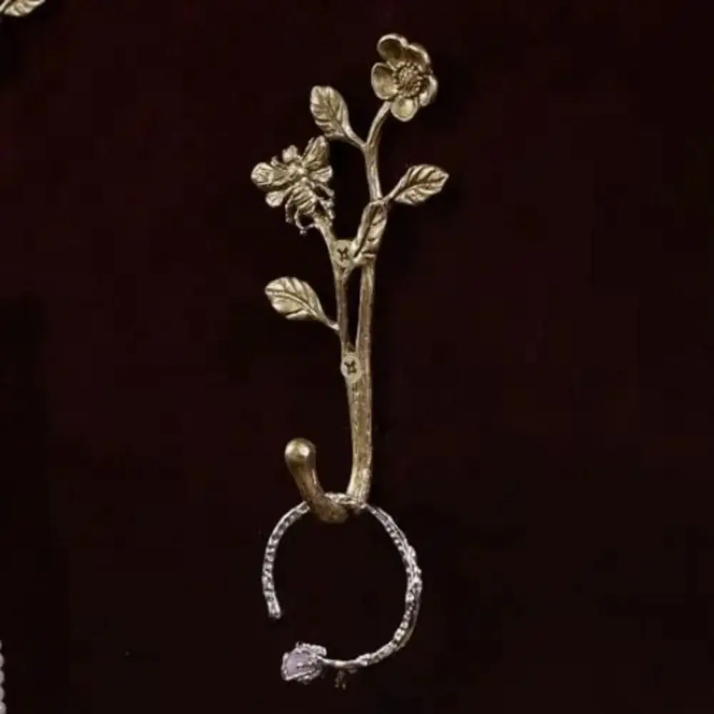Golden Finish Leaf Shaped Wall Hooks Elegant Design Sturdy Alloy Alloy Wall Hooks Stable Structure Strong Bearing