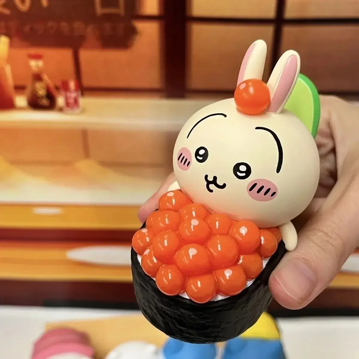 Chiikawa Sushi Co-Branded Limitierte Luftschiff-Puppe, Mini-Schreibtischdekoration von Chiikawa Usagi Hachiware, Anime-Sammlerstück Geschenk – Detail 3