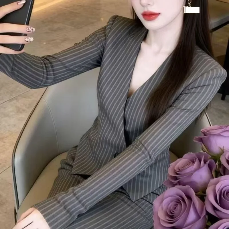 

Light And Familiar Royal Sister With A Complete Set Of High-End Commuter Gray Striped V-Neck Suit Wide-Leg Pants Suit F
