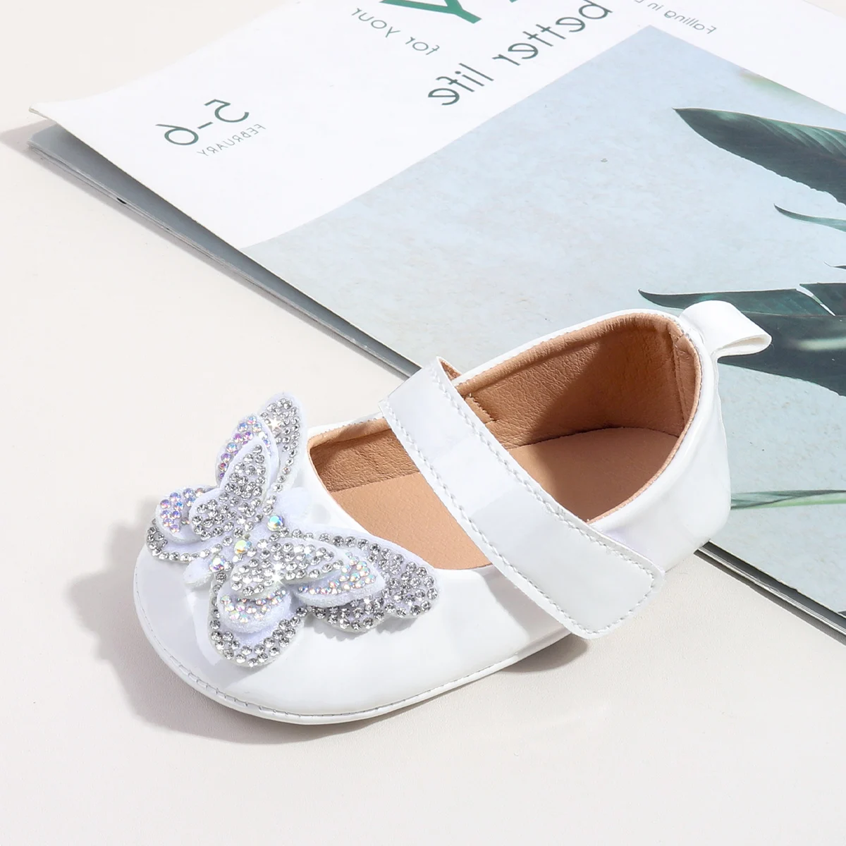 

Весенняя обувь принцессы для первого ходьбы для маленьких девочек 0-18 месяцев с красивой подошвой из ТПР с жемчугом и бабочкой BBW5121