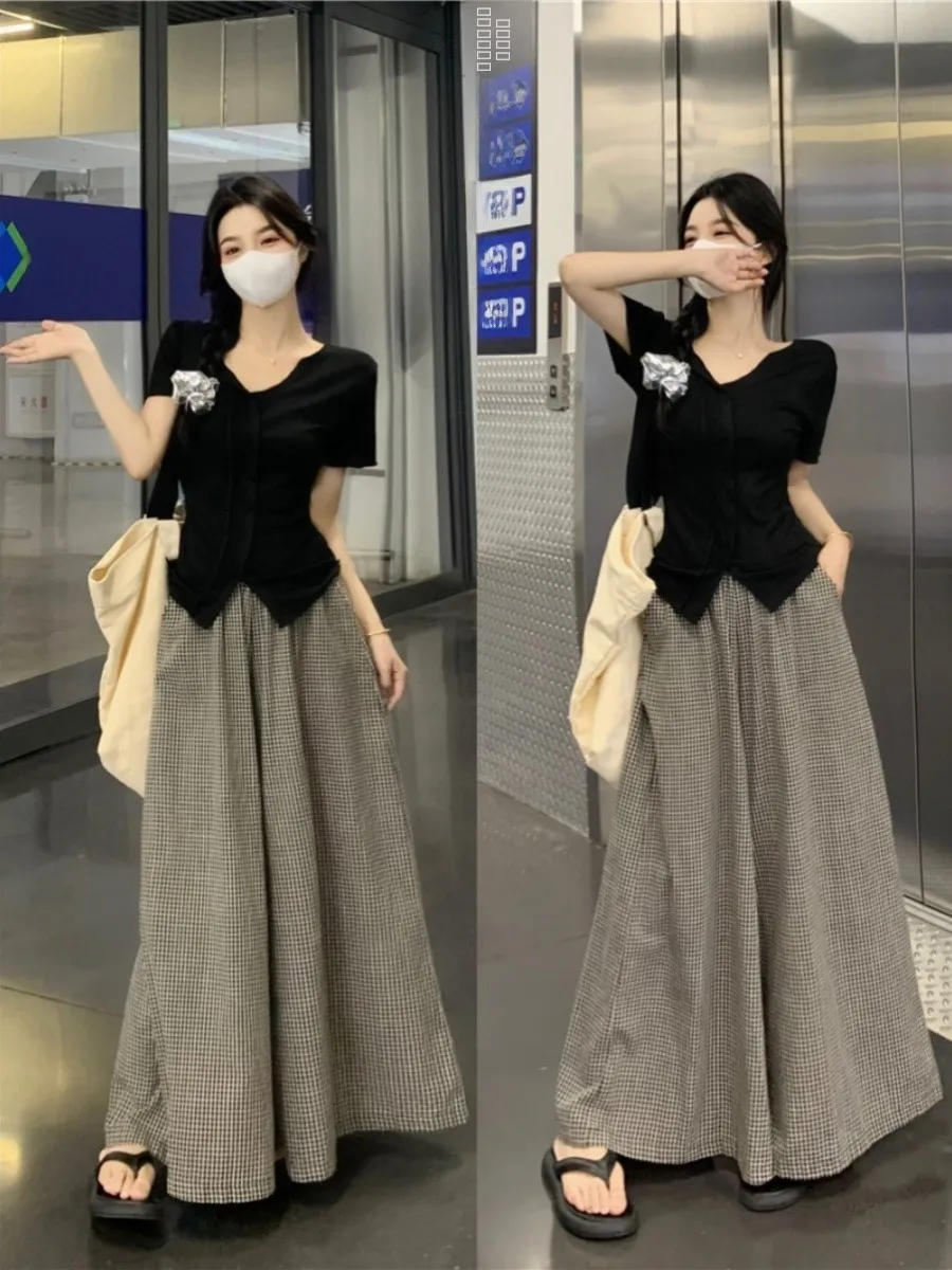 

Летний новый комплект для полных женщин: топ с V-образным вырезом и облегающим силуэтом, белые клетчатые брюки-палаццо и юбка — комплект из двух предметов.