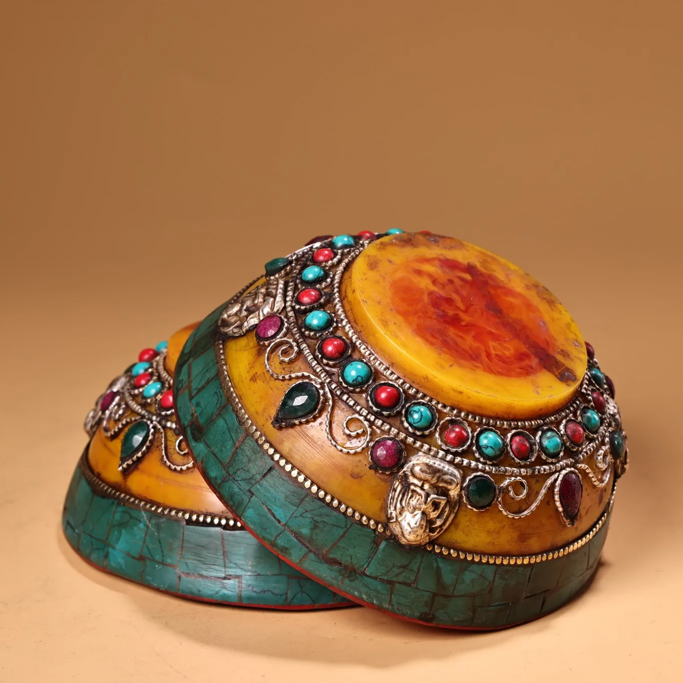 

4-дюймовая коллекция тибетского храма, старый пчелиный воск, мозаика, драгоценный камень, филигранная чаша для масла, чаша Будды, пара амулетов, зал поклонения, городской дом