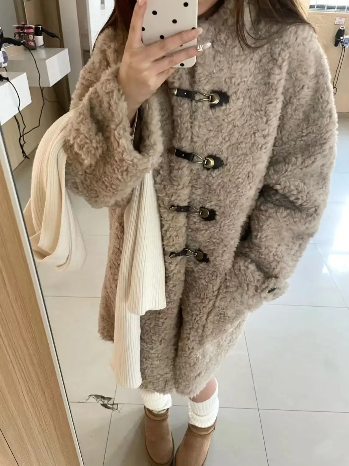 

Женская куртка из овечьей шерсти: новинка, классический стиль, традиционный дизайн, стандартный крой, типичная эстетика.