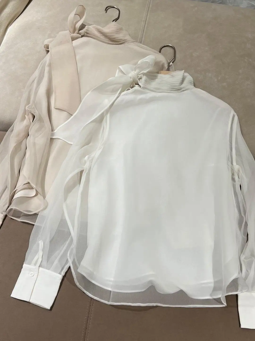

Fashionable and versatile silk shirt with a mid neck gentle temperament and versatile stand up collar straps simple top