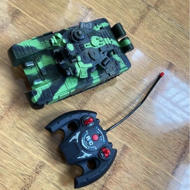 2025年新型大型リモコン戦車おもちゃ 男の子向け 車 火を発射可能 クローラー クライミング オフロード 男の子の誕生日プレゼントに最適