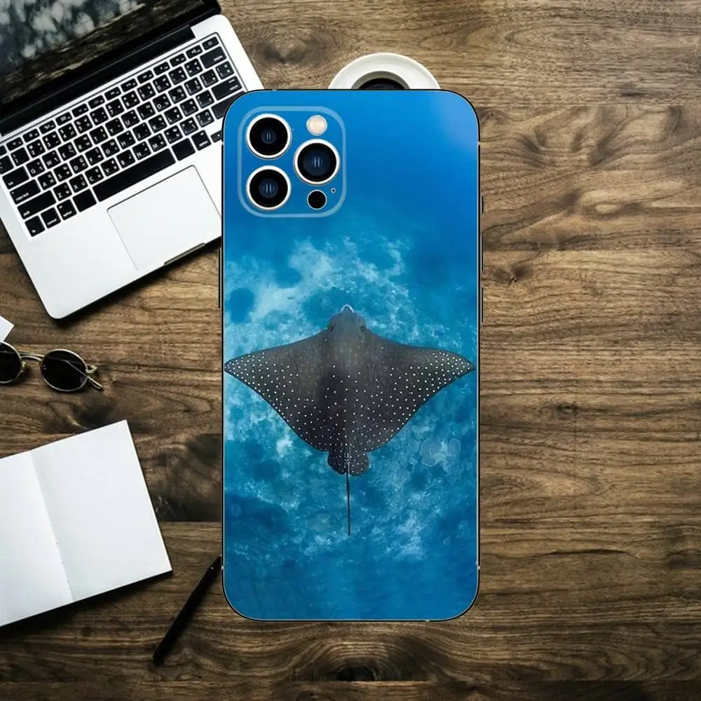 حافظة هاتف Animal Manta Ray لهاتف iPhone 16,15,14,13,12,11,XS,XR,X,8,7,Pro,Max,Plus,mini غطاء أسود من السيليكون