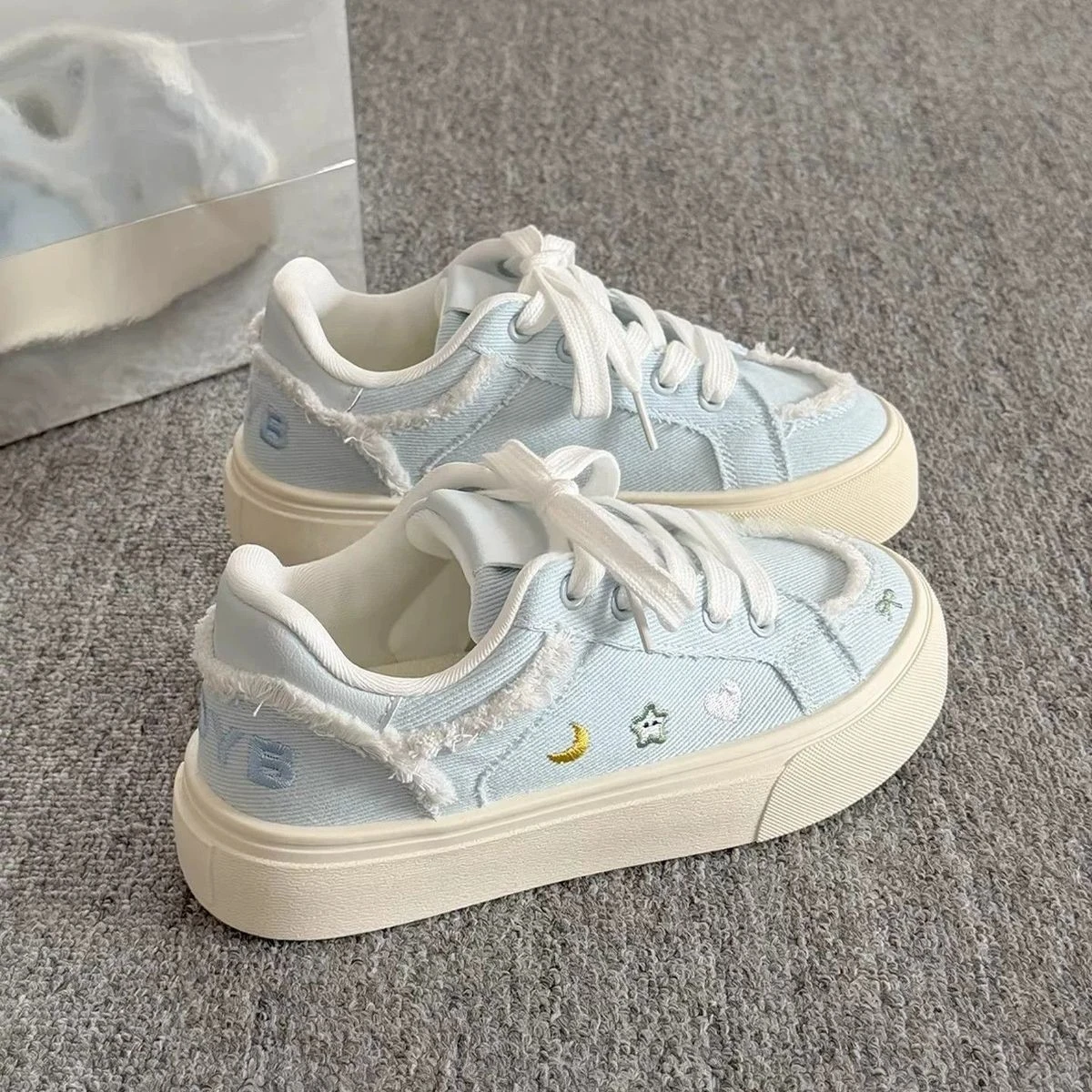 Vintage vulkanisierte Canvas-Schuhe für Damen mit Sternenstickerei, klobige Plateau-Sneaker im Retro-Stil, lässige Distressed-Sneaker. – Detail 3