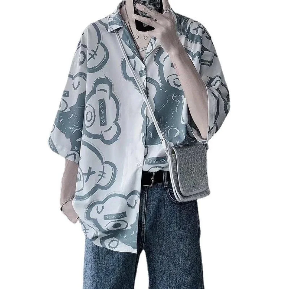 قصيرة الأكمام قميص الرجال الاتجاه الكوري البرية فضفاض الصيف قميص مطبوع معطف Ins هونغ كونغ نمط ملابس علوية بلوزة قميص للرجل