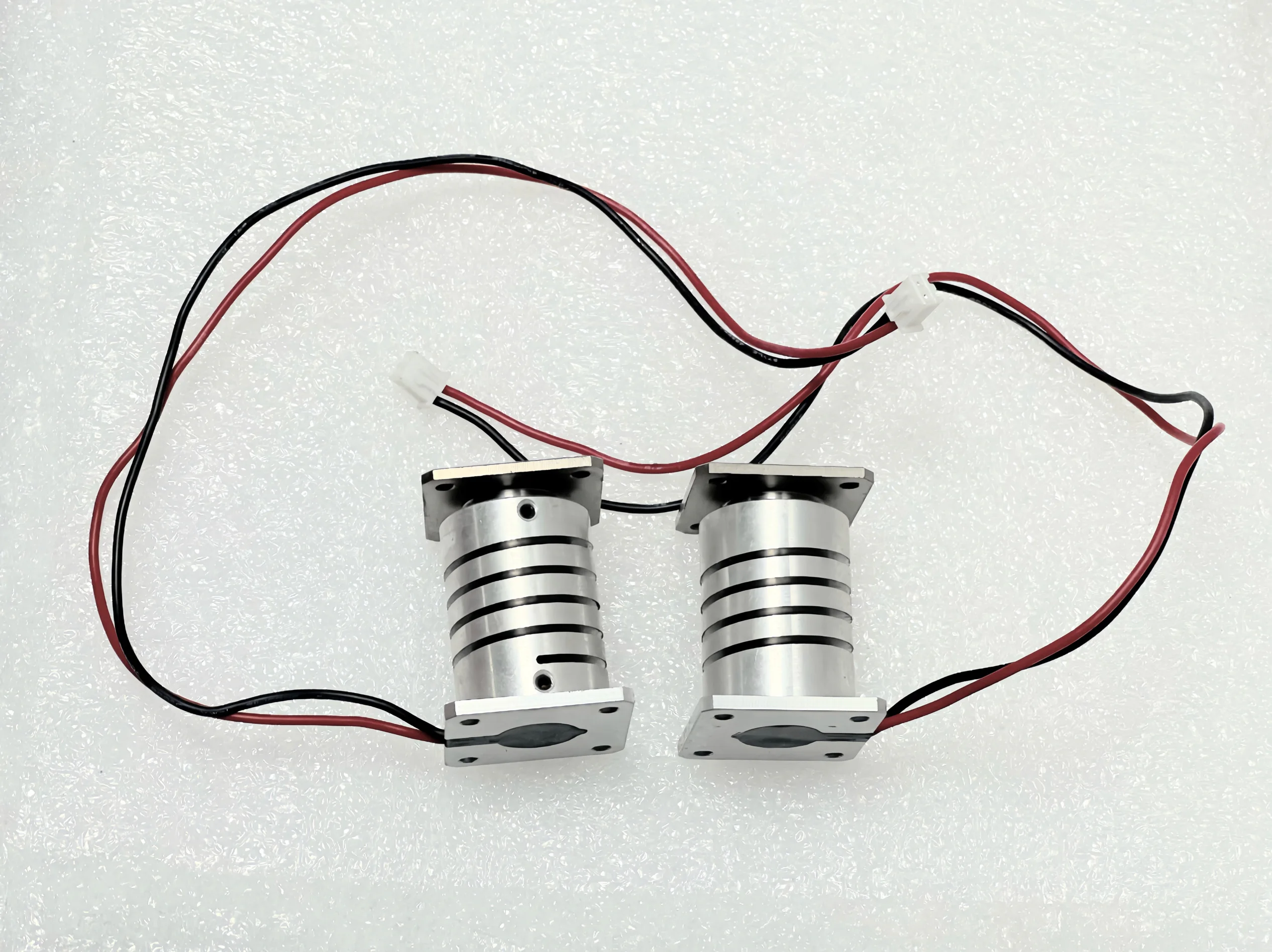 

Voice coil motor for flexible vibration disc, spring coupling, voice coil motor