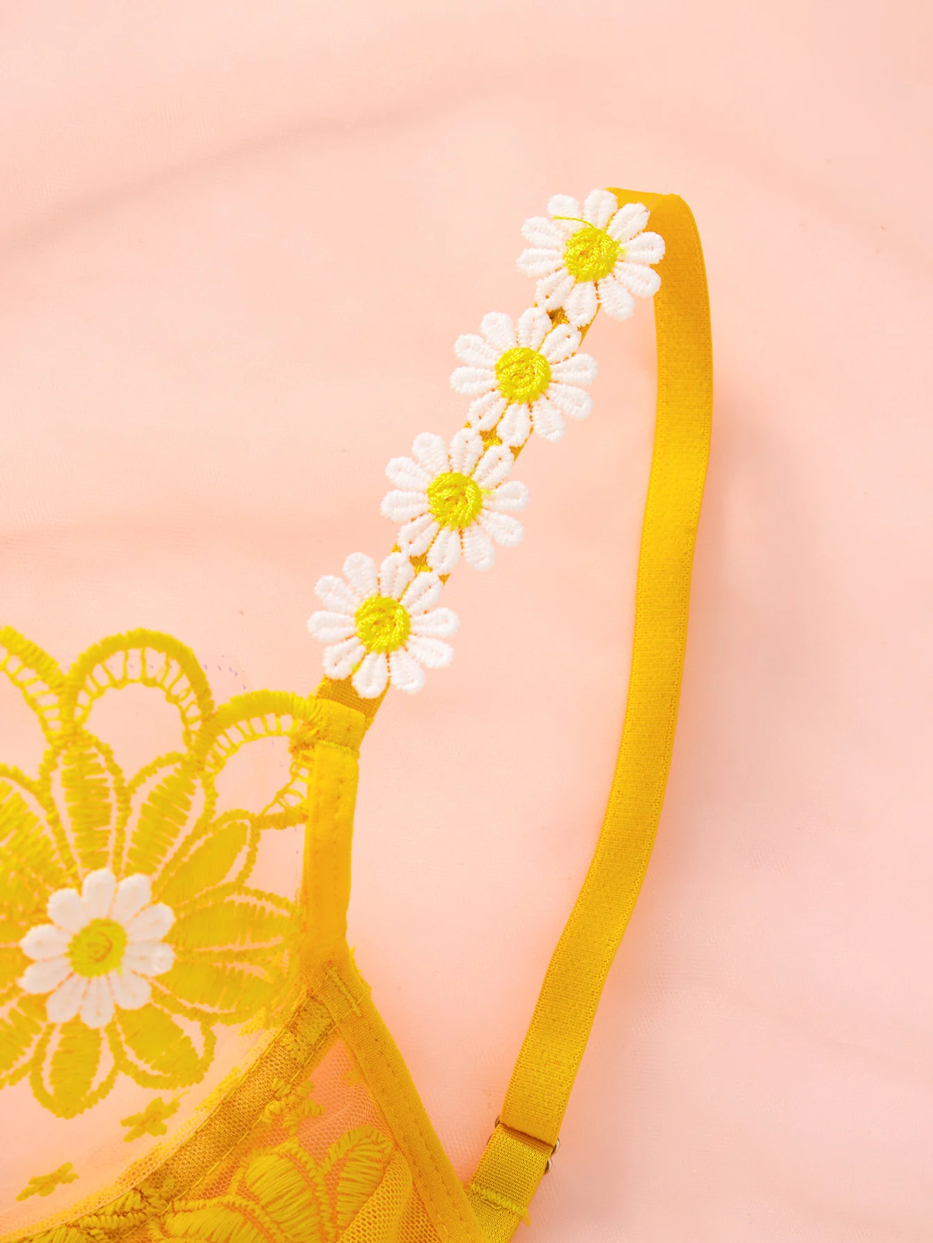 Um conjunto de lingerie sexy amarelo, incluindo sutiã e tanga com padrão de margaridas, um confortável de duas peças feminino estilo família ZA825086