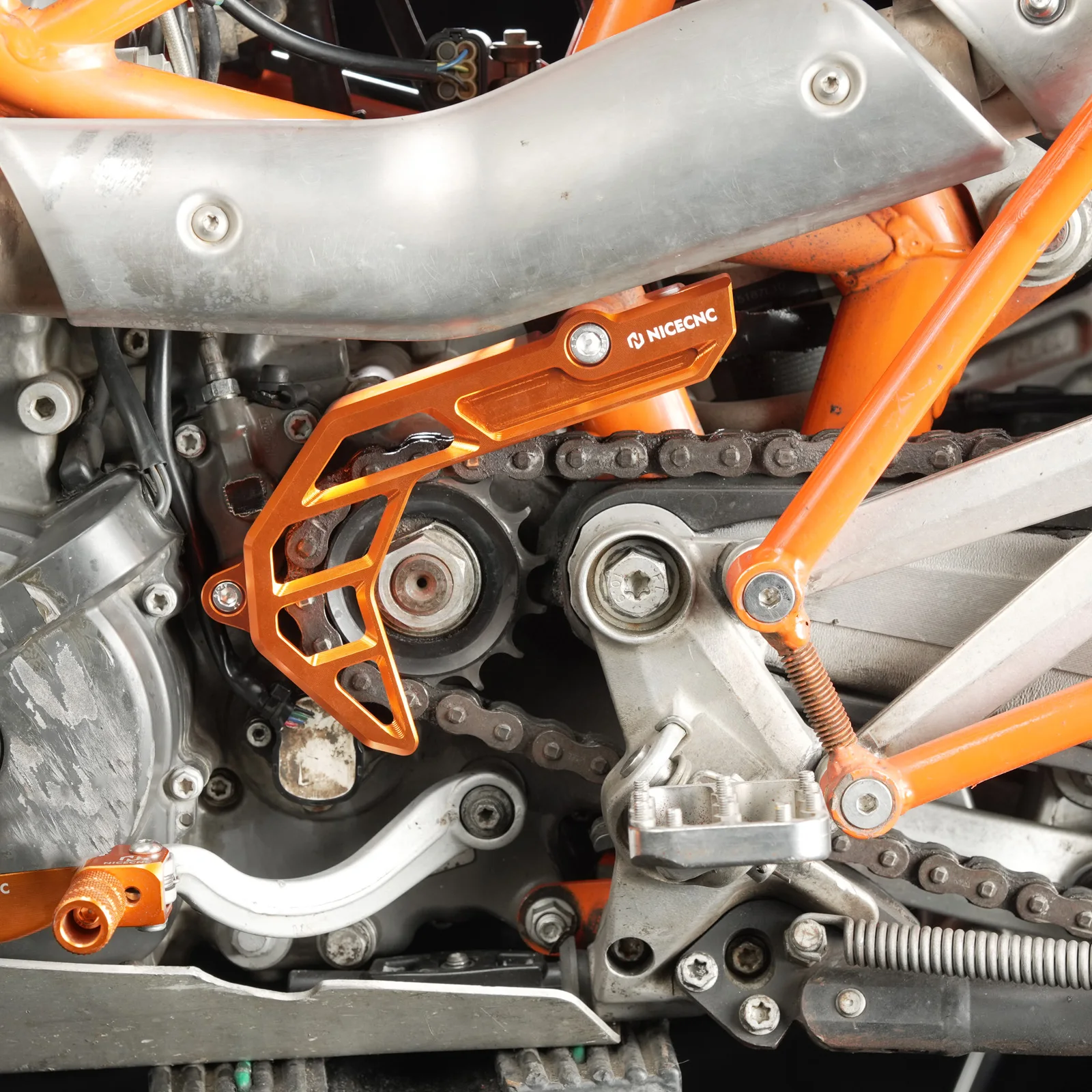 (EU-Lager) Vorderradkettenradabdeckung für KTM 690 Enduro R SMC R Husqvarna 701 Enduro/SM 2009-2025 GasGas 700 SM/ES – Detail 3