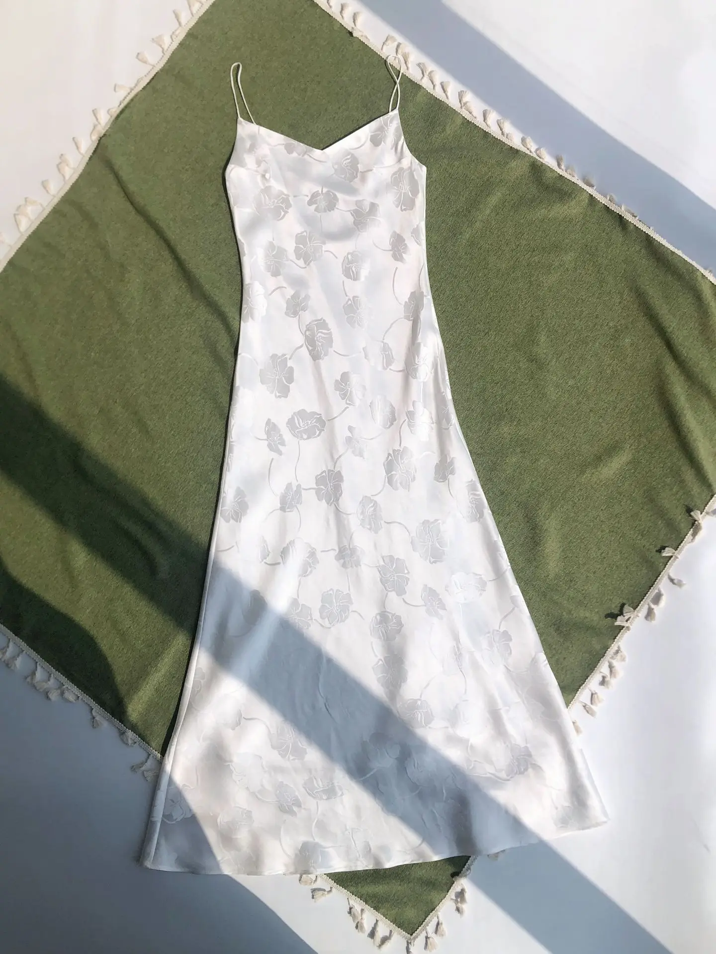 ผู้หญิงดอกไม้ Jacquard สลิง Robe Backless V คอแขนกุดเอวสูง Elegant Slim 100% ผ้าไหม Maxi ชุด