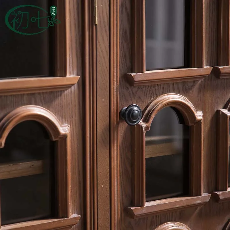 خزانة مزخرفة على طراز القرون الوسطى، خزانة غبار بباب زجاجي، خزانة باب من خشب الجوز القديم، خزانة تخزين منزلية