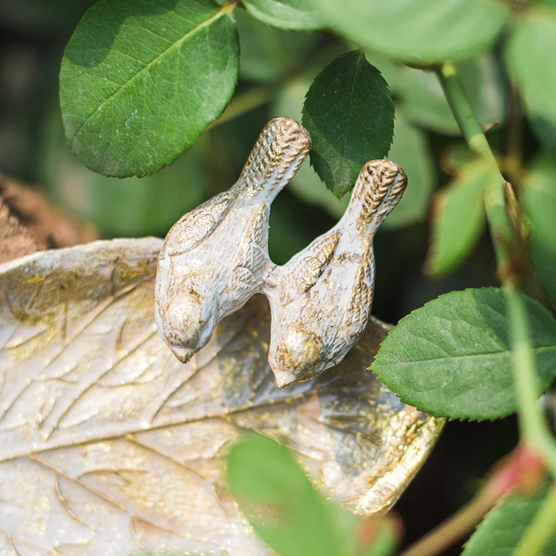 ถาดใส่ของมีค่า วินเทจ ทำจากโลหะ ใช้เป็นที่วางสบู่ ตกแต่งด้วยลายใบไม้และนก เหมาะสำหรับห้องน้ำ สวน และบ้าน ใช้เก็บของมีค่าของคุณ