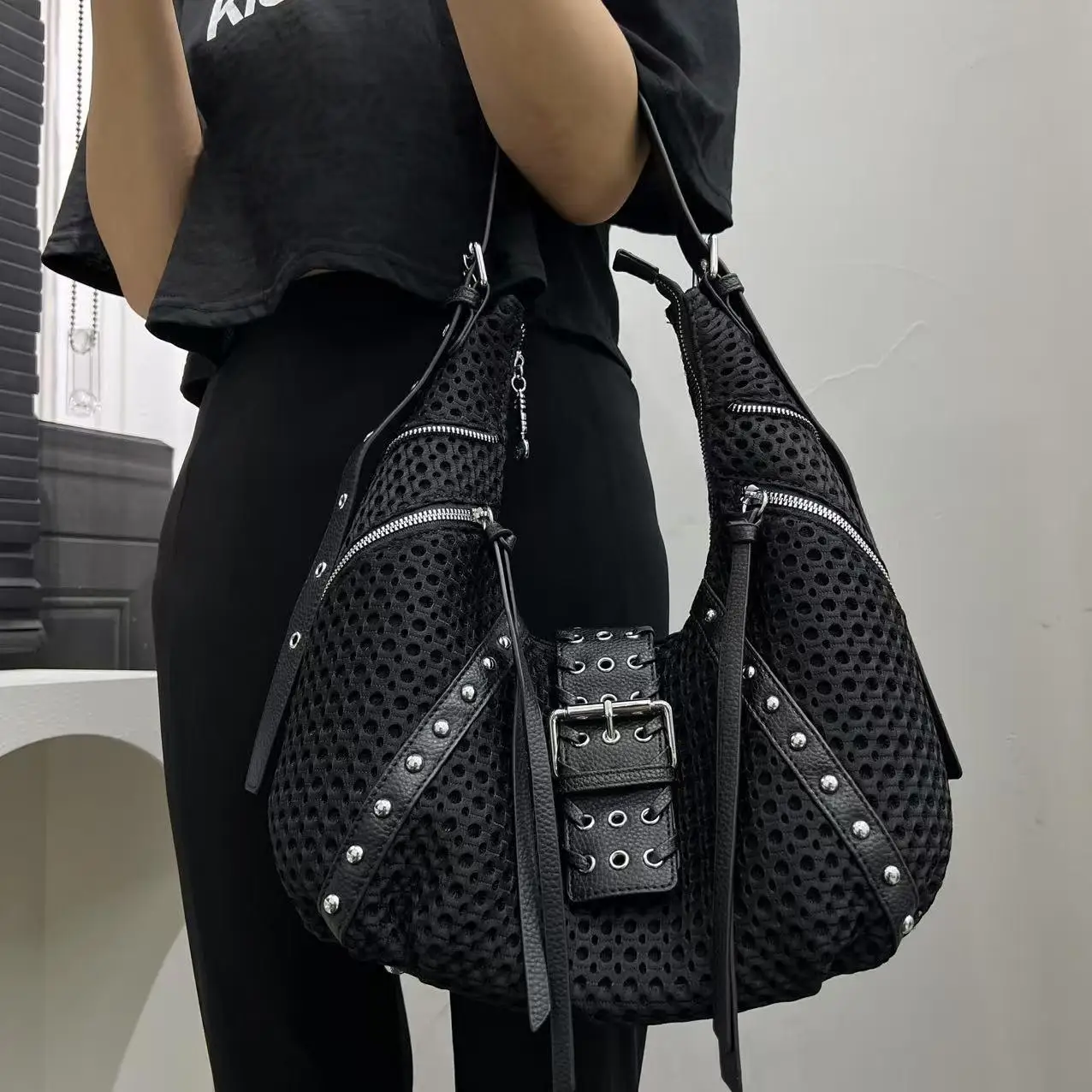 Ladies' fashionable spicy girl large capacity mesh splicing shoulder bag, Y2K rivet shoulder strap retro street style city bag