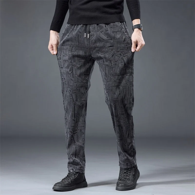 Pantalones casuales de hombre con forro polar, gruesos, para otoño e invierno, con bordado floral, seis bolsillos, ajuste holgado, estilo caballero de negocios.