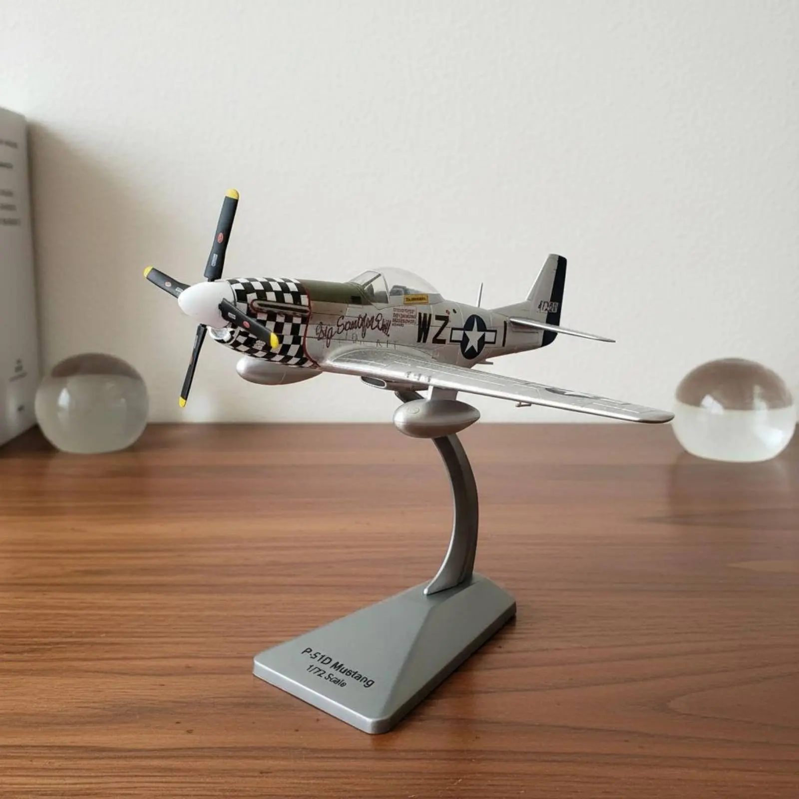 P-51D Mustang Model with Stand P-51 Mustang Model WW2 Fighter Aircraft Model Alloy Build Scale Airplane Figurine Gift for Desk