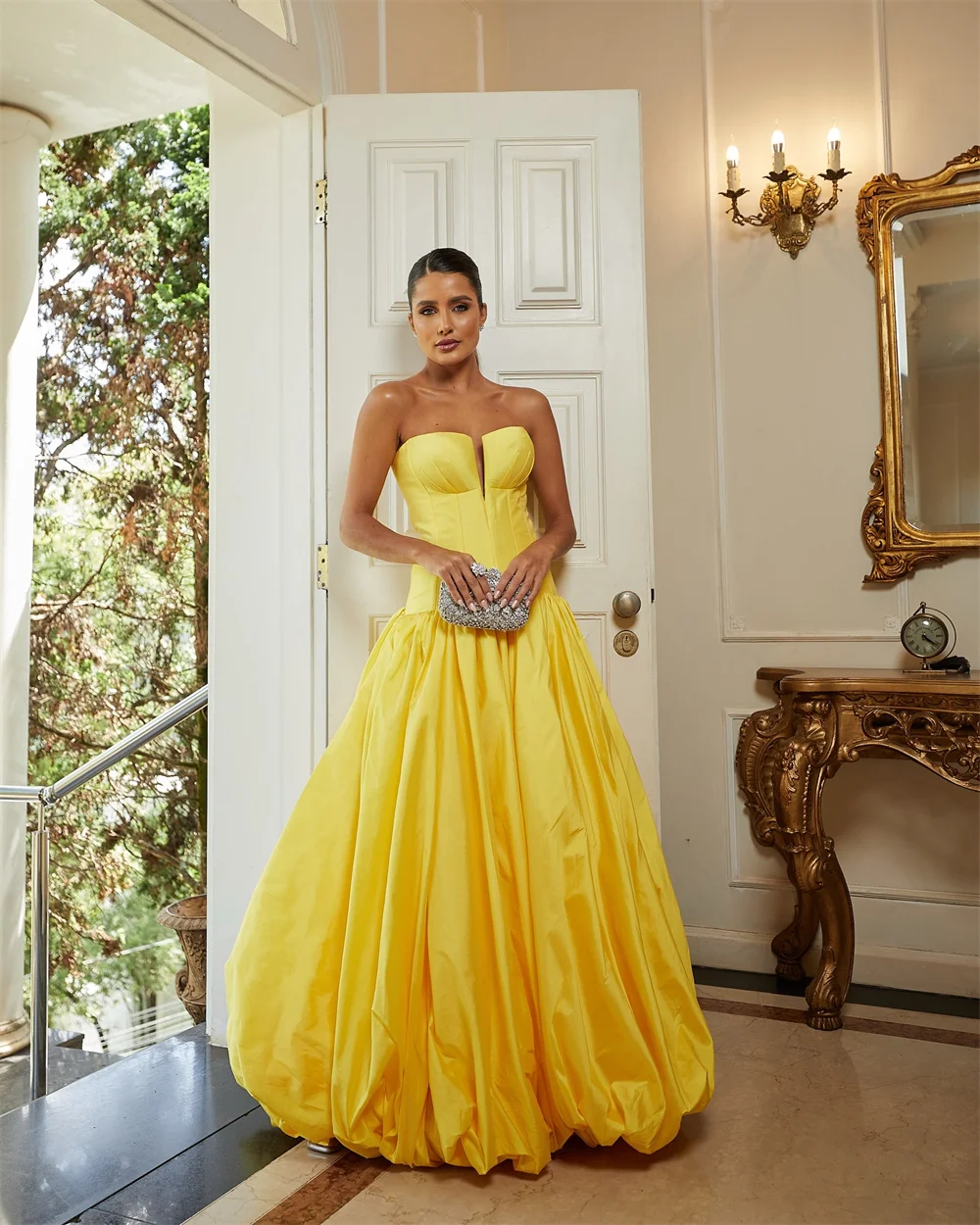 ميلا بدون حمالات على شكل حرف a فساتين لحضور الحفلات الموسيقية 2025 بدون أكمام من الساتان فساتين سهرة أنيقة أصفر طول الأرض فساتين حفلات مخصصة
