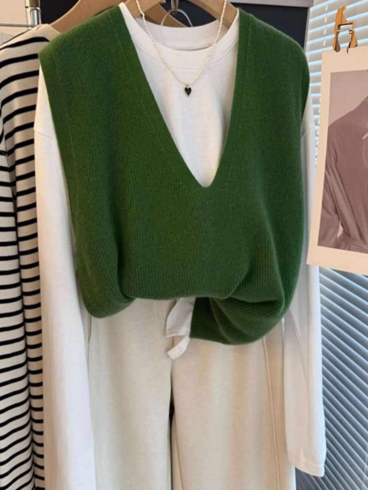 

Korean green V-neck cashmere knitted vest women's autumn and winter high-grade soft waxy sleeveless sweater vest