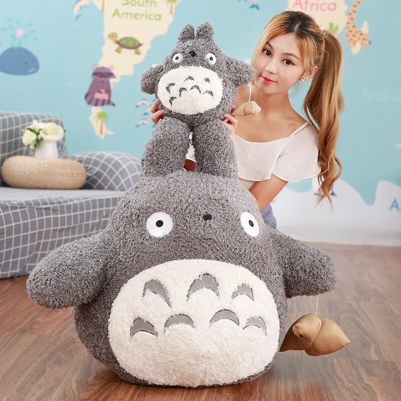 Poduszka dekoracyjna z motywem z kreskówki „Mój sąsiad Totoro” – miękka pluszowa poduszka na sofę lub łóżko, idealna na prezent urodzinowy i jako ozdoba do domu. — 2