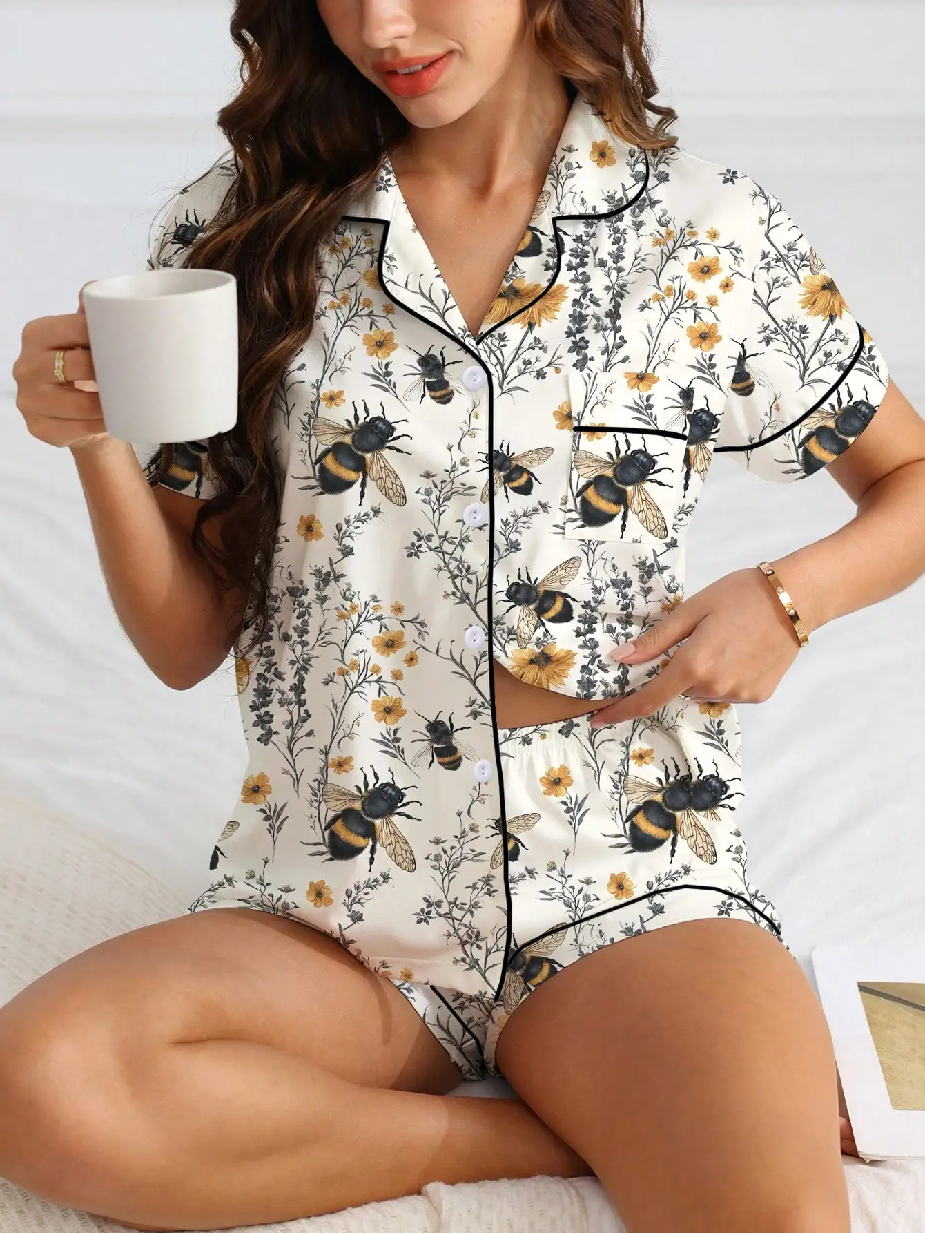 

Женский пижамный комплект из 2 предметов с цветочным и насекомым принтом, топ на пуговицах с короткими рукавами и воротником с лацканами, а также шорты с эластичной резинкой на талии