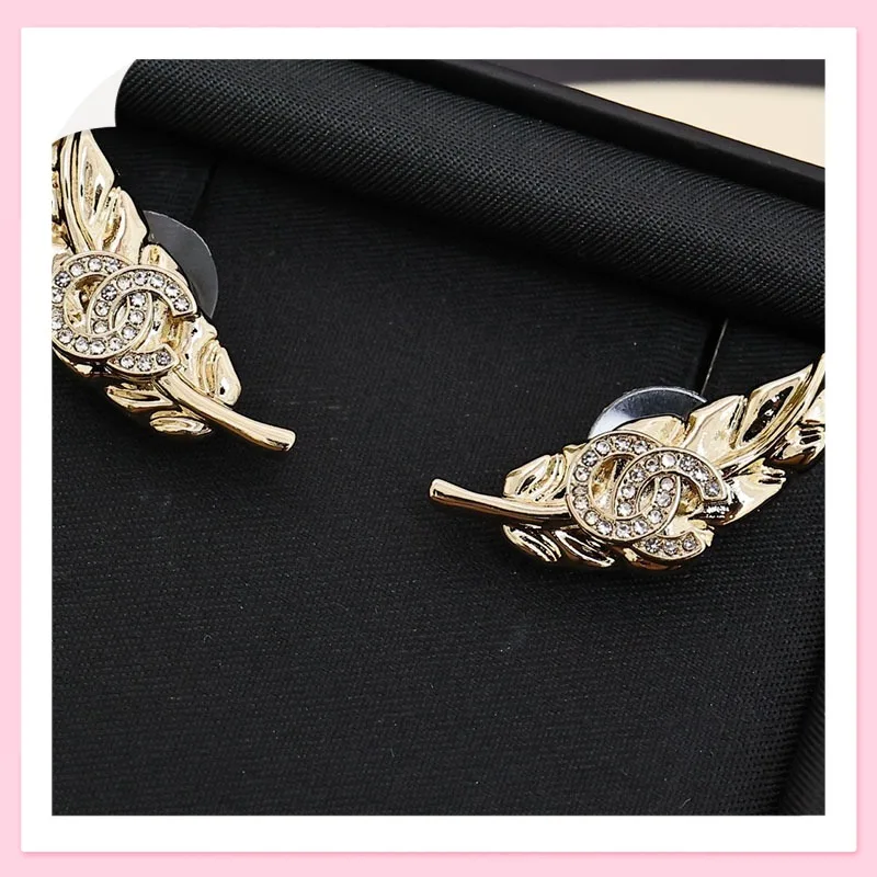 

Новые серьги-гвоздики в форме листа с простыми и гладкими линиями, золотые серьги в стиле «богатая семья» для женщин, подчеркивающие женственность.