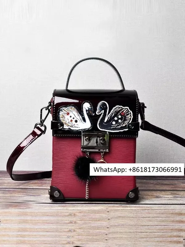 Small square bag with niche design, red bridal bag, mobile phone bag, high-end one shoulder slanted design