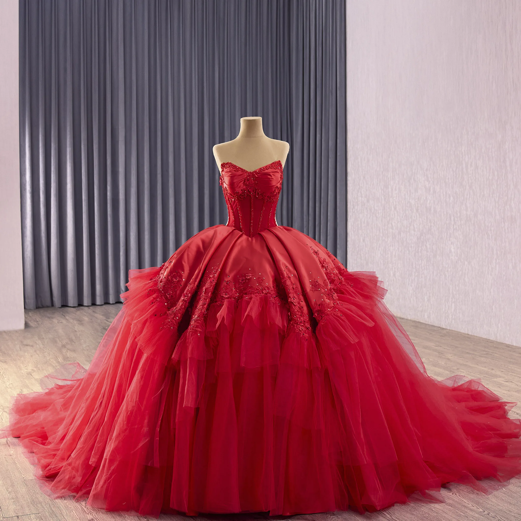 فستان زفاف Rosymae منتفخ باللون الأحمر مع رقبة على شكل حرف V، تصميم فريد من نوعه، ذيل كاتدرائية دراماتيكي، تنورة مكشكشة، قماش شفاف، مظهر كبير