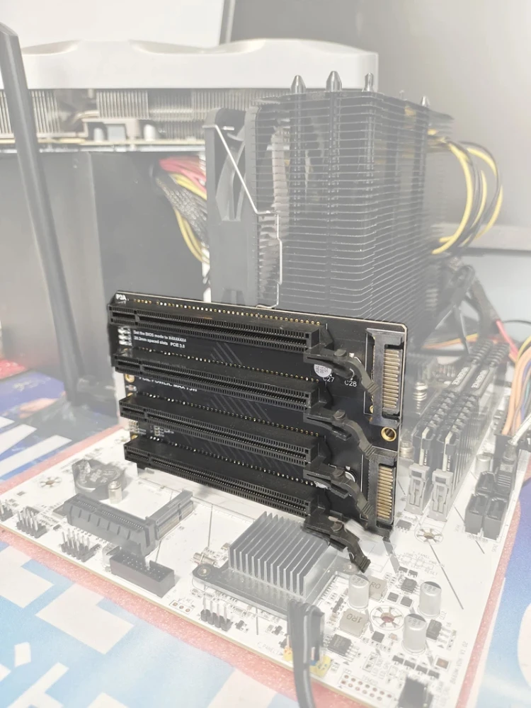 Karta rozszerzeń PCI-E X4X4X4X4 PCI-Express 3.0 X16 Gen3 Adapter 1 na 4 Rozdzielacz PCIe 16X Port zasilania SATA Karta rozdzielająca PC Riser — 2