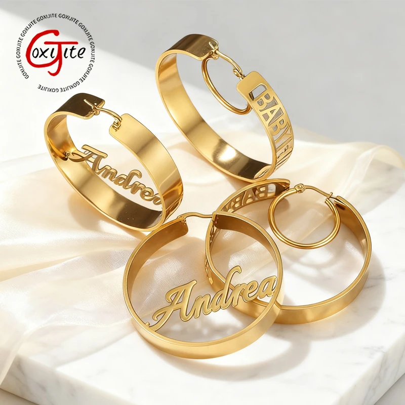 

Goxijite серьги-кольца с индивидуальным именем и короной для женщин, персонализированные серьги из нержавеющей стали с полой буквой 50 мм, очаровательные ювелирные изделия, подарок