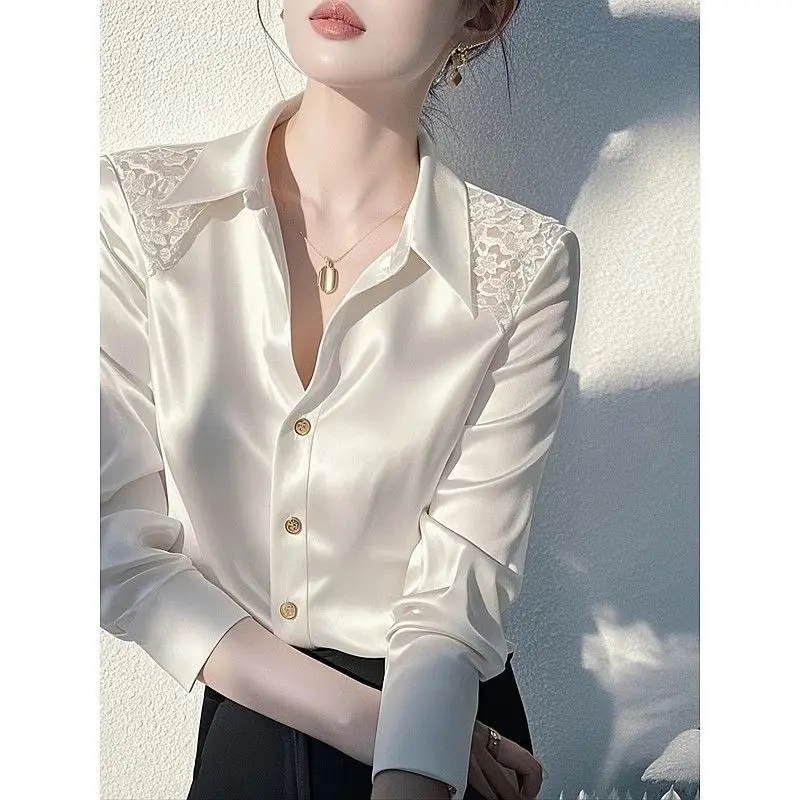 เสื้อเชิ้ตสีขาวให้ความรู้สึกหรูหรา อารมณ์อ่อนเยาว์ สง่างาม เหมาะเป็นชั้นฐานสําหรับสวมใส่ข้างใน