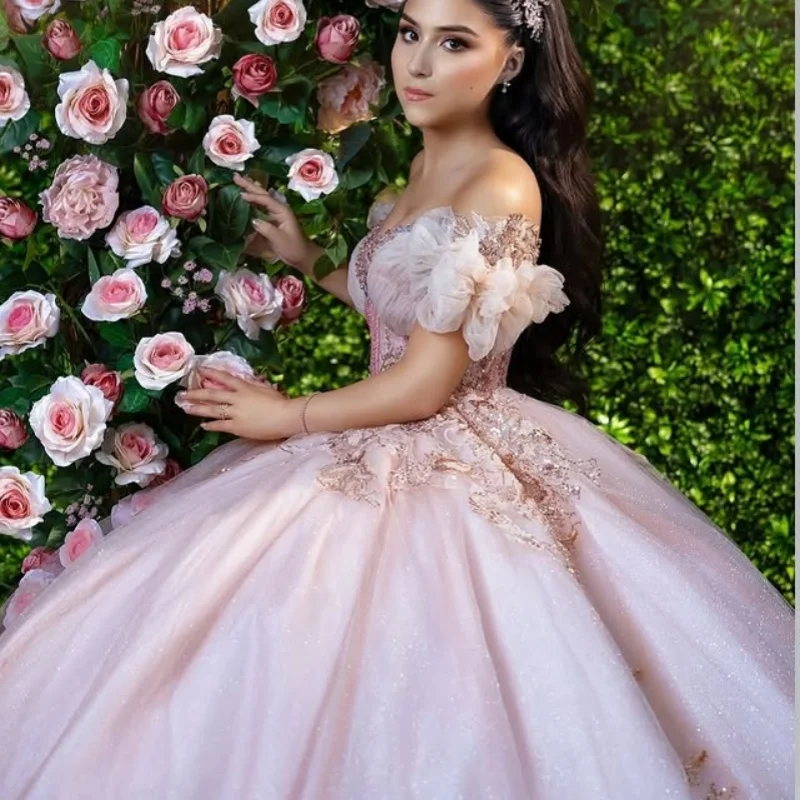فستان Quinceanera وردي فاتح لامع عاري الكتفين لامع ثلاثي الأبعاد على شكل زهرة ملصق طويل الذيل Vestidos De 15 Quinceanera تخصيص #3