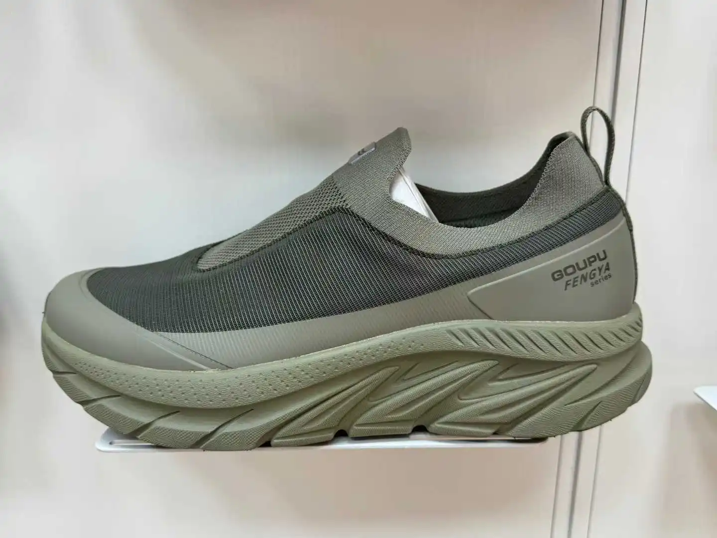 Men's one-pedal walking shoes breathable, light and comfortable outdoor sports shoes mesh casual shoes men's shoes travel shoes.