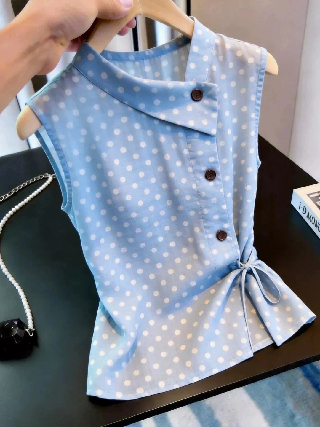 

Korean Style Polka Dot Sleeveless Top Commute Summer Slimming Design Unique Vest Age Reducing Trendy Straight Cut Silk Shirt