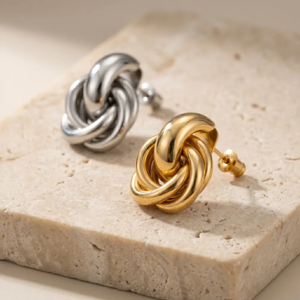 Twists Gold-Silberfarbene Knoten-Creolen im koreanischen Stil für Damen – Glänzende, trendige Ohrringe mit Schmetterlings-Ohrstecker für den Alltag – Detail 7