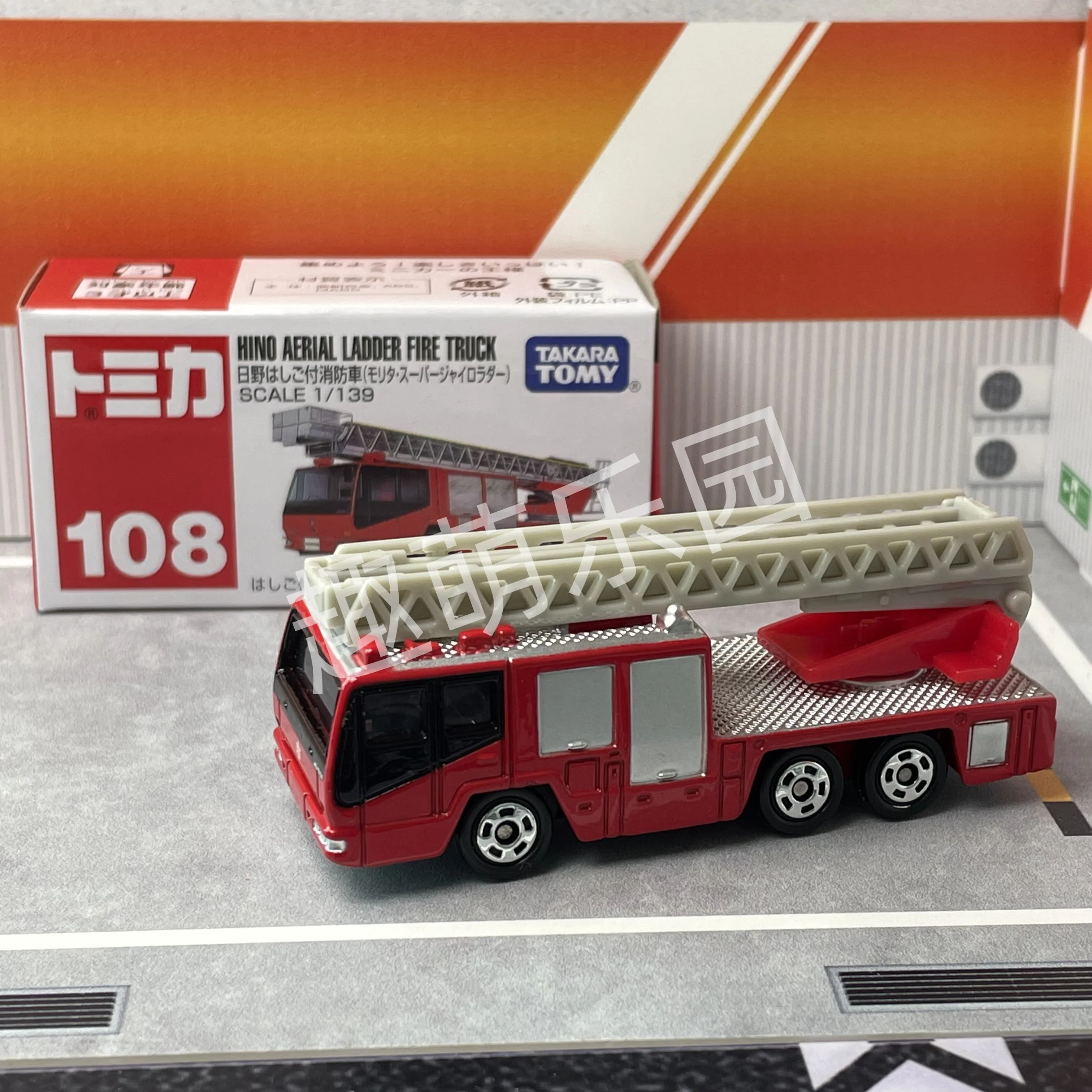 Tomica No.108 Hino Wóz Strażacki z Wysięgnikiem Odlewany Statyczny Samochód Ze Stopu Metalu Model Kolekcjonerski Ekspozycyjny Zabawka Prezent dla Chłopca