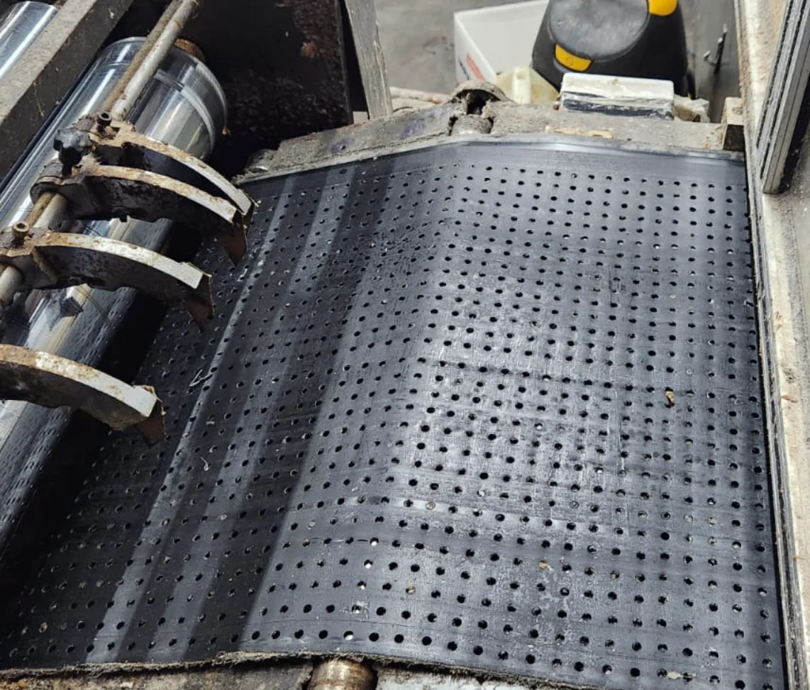 

5900x500x2mm black pvc conveyor belt(width hole)