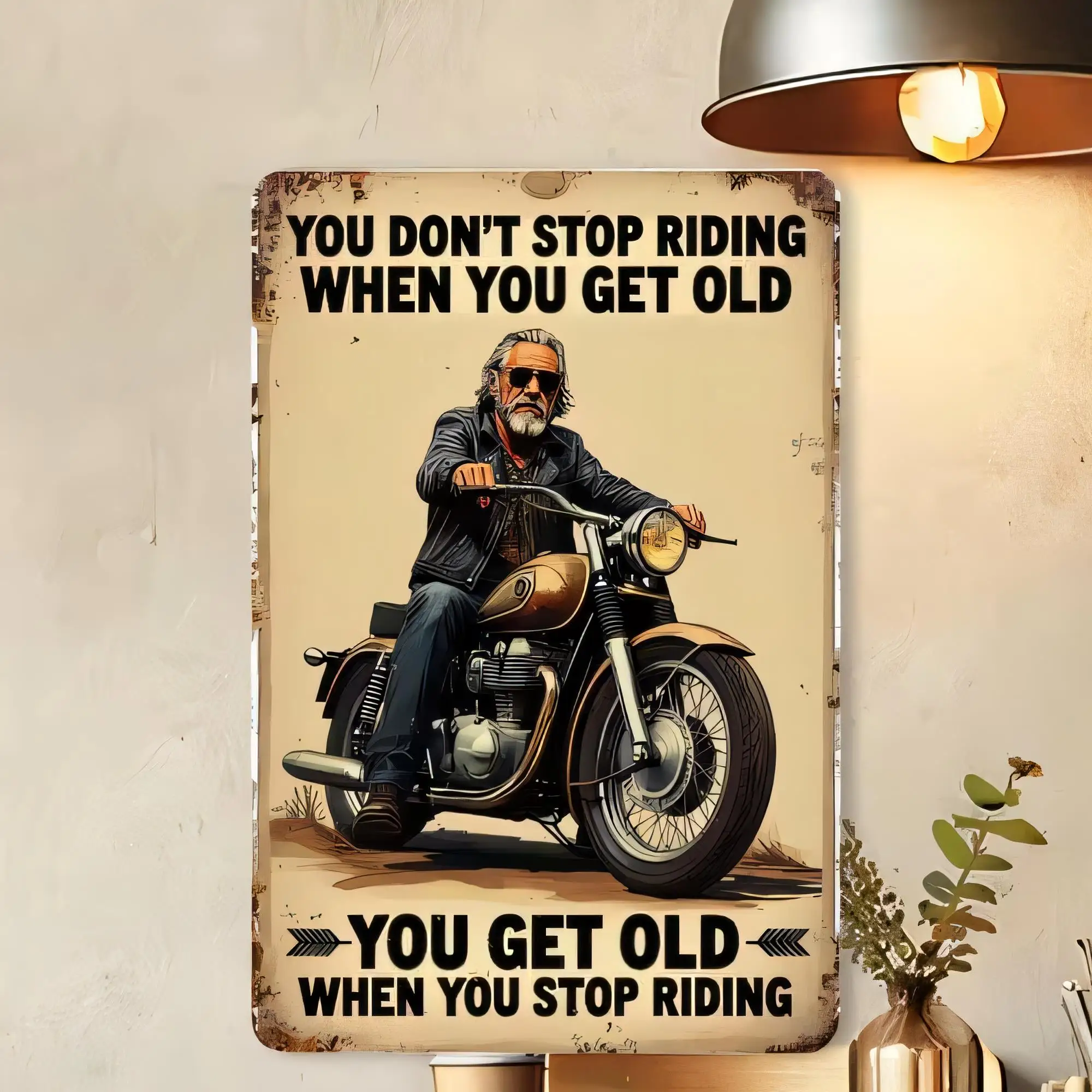 Blechschild im Vintage-Stil mit Motorradmotiv: „Du stoppst nicht mit dem Fahren, wenn du alt wirst“ – Metall-Wandkunst, Retro-Fahrer-Zitat-Plakette für Garage und Bar