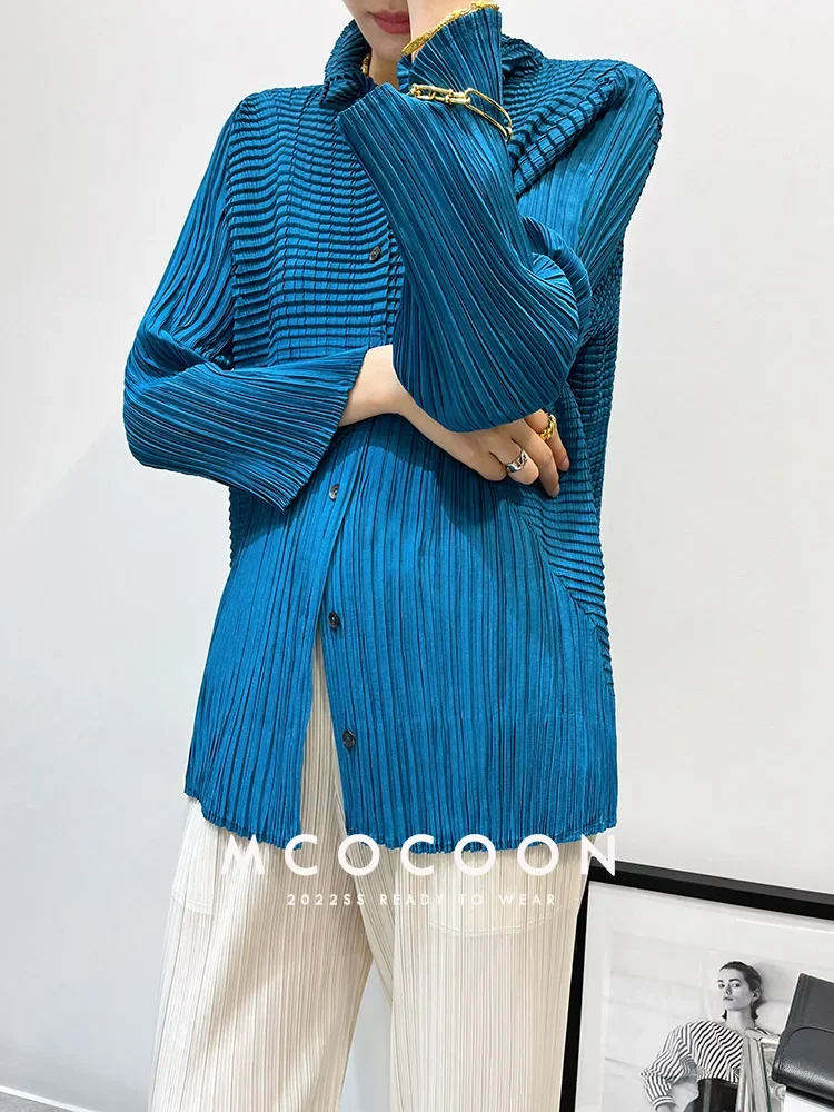 Miyake Plissierter Einreihiger Hemdmantel mit Stehkragen, Langarm-Cardigan, Designer-Luxuskleidung – Detail 17