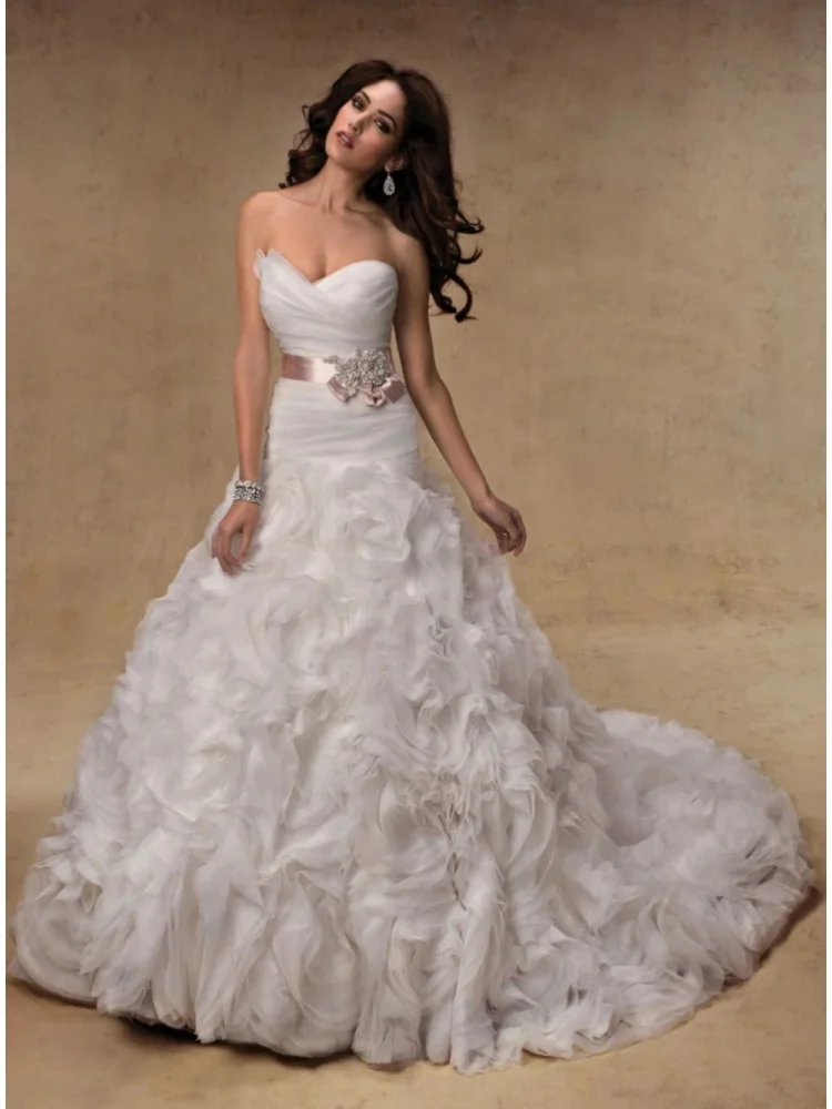 Customized 2026 White New Ladies' Sweetheart Elegant Wedding Dress with Wrinkles All Over Body and Large Skirt Vestido De Noiva