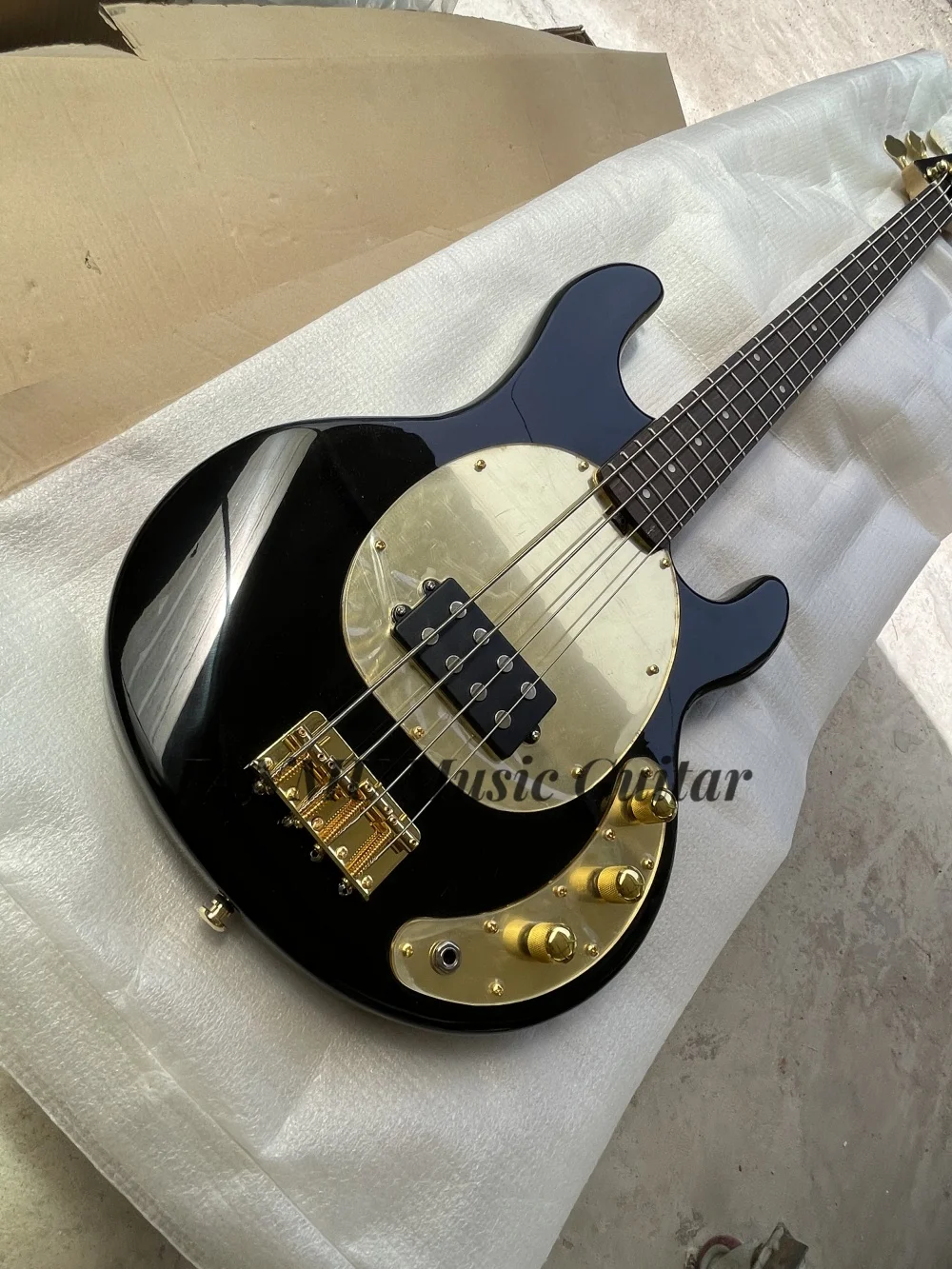 

4 strings black bass, solid wood body, maple neck, rosewood fingerboard, golden fixed bridge, golden mirror pickboard, factory